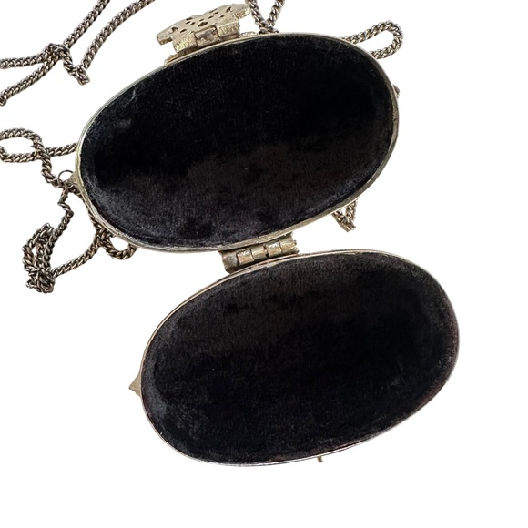 Unique Metal Crossbody - Picture 3 of 5